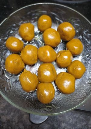 સુંઠ હળદળ ના લાડુ રેસીપી મુખ્ય ફોટો