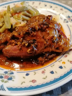Una foto de 302. Cordero al horno con picada de ajo y perejil al pimenton