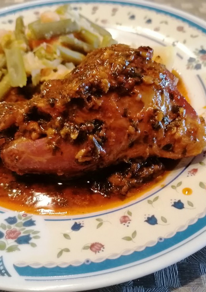 Una foto de 302. Cordero al horno con picada de ajo y perejil al pimenton
