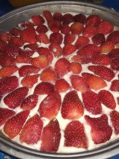 Una foto de Postre Rápido de Frutillas!!🍓😋