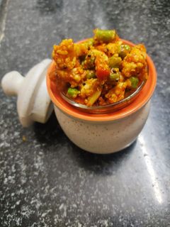 मिश्र भाज्यांचे लोणचे (mix bhajyache lonche recipe in marathi) रेसिपी चे मुख्य फोटो 