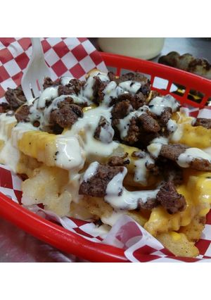 Una foto de Papas a la francesa con carne 🍟