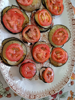 Una foto de Tortitas de berenjena con jamón serrano y tomate