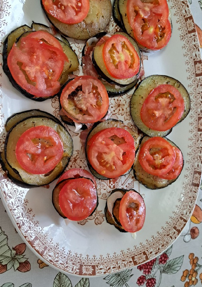 Una foto de Tortitas de berenjena con jamón serrano y tomate