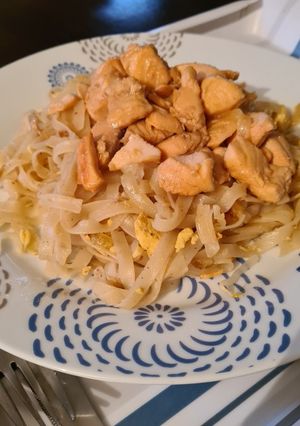 Une photo de Pad Thaï au saumon