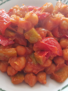 Una foto de Pisto con garbanzos