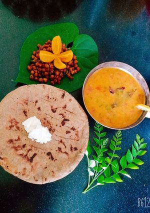 બાજરા નો રોટલો(bajra na rotlo recipe in Gujarati) રેસીપી મુખ્ય ફોટો