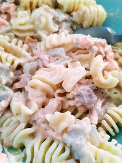 Una foto de Pasta con salmón ahumado y atún