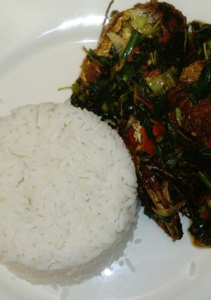 A picture of Basmatti white Rice with vegetable sauce.