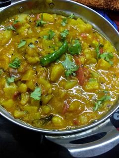 A picture of Kacchori ki aloo.