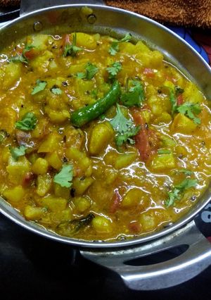 A picture of Kacchori ki aloo.