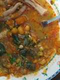 Guiso de mote mei con patitas de pollo