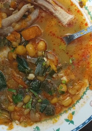 Una foto de Guiso de mote mei con patitas de pollo