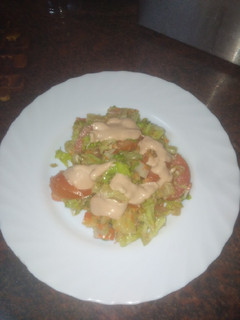 Una foto de Ensalada caribeña con salsa rosa