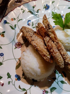 Una foto de Milanesa de berenjena con bochas de arroz blanco