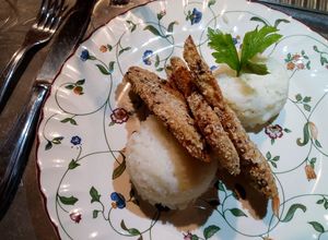 Una foto de Milanesa de berenjena con bochas de arroz blanco