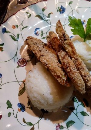 Una foto de Milanesa de berenjena con bochas de arroz blanco