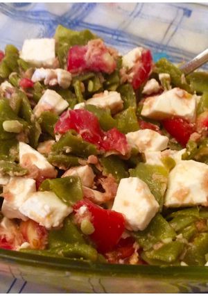 Una foto de Judías verdes con queso tierno de Cabra y atún en escabeche