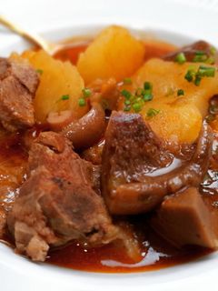 Una foto de Costillas adobadas estofadas con patatas y rovellons