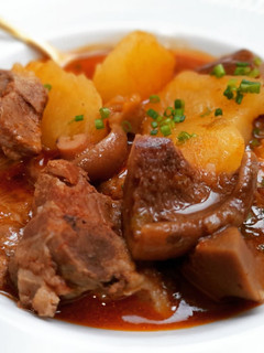 Una foto de Costillas adobadas estofadas con patatas y rovellons