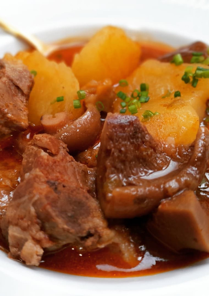 Una foto de Costillas adobadas estofadas con patatas y rovellons