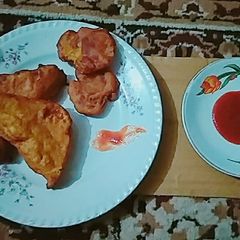 A picture of Bread and aloo pakora.