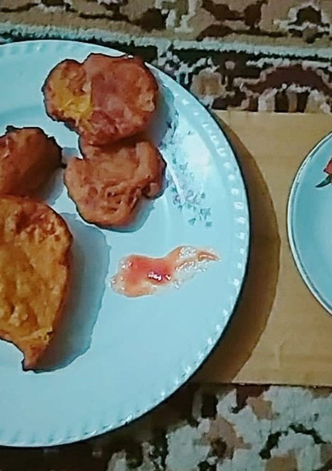 A picture of Bread and aloo pakora.