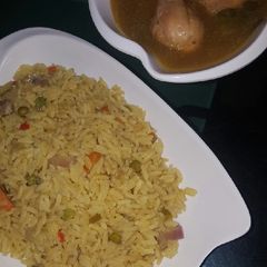 A picture of Fried Rice & chicken gravy.