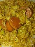 Ramen con salchichas de pollo, brócolis y coliflor