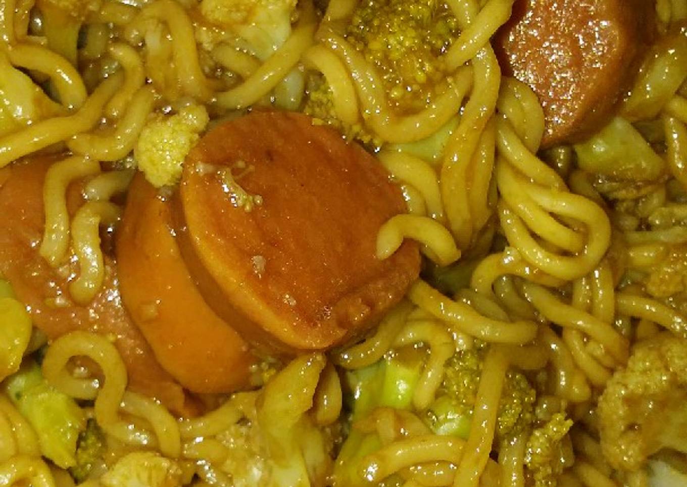 Ramen con salchichas de pollo, brócolis y coliflor