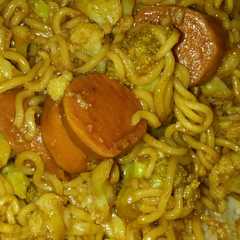 Una foto de Ramen con salchichas de pollo, brócolis y coliflor