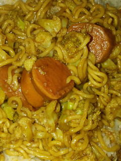 Una foto de Ramen con salchichas de pollo, brócolis y coliflor