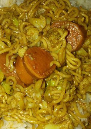Una foto de Ramen con salchichas de pollo, brócolis y coliflor