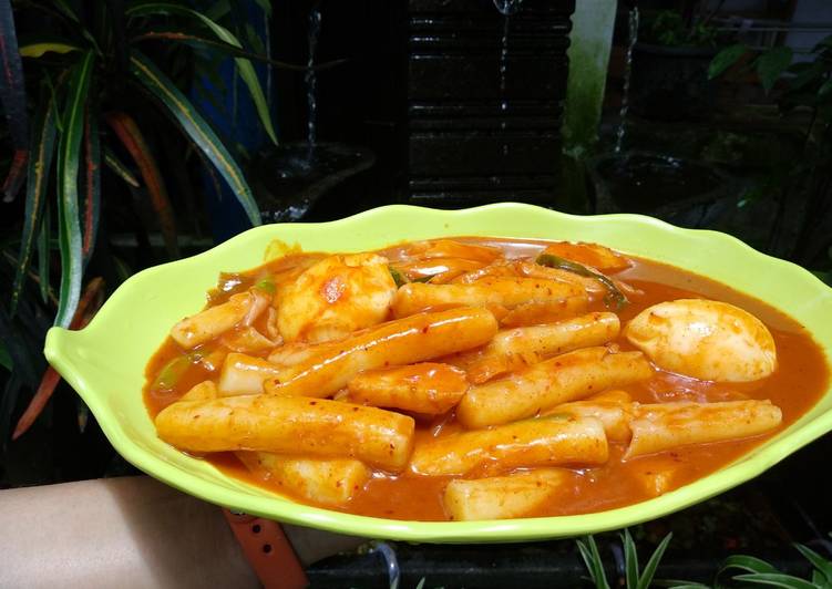 Tteokbokki (Stir-fried rice cake)