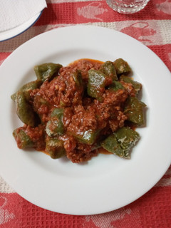 Una foto de Ñoquis de puré de acelgas o espinacas con salsa de tomates casera con carne molida