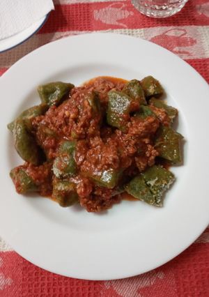 Una foto de Ñoquis de puré de acelgas o espinacas con salsa de tomates casera con carne molida