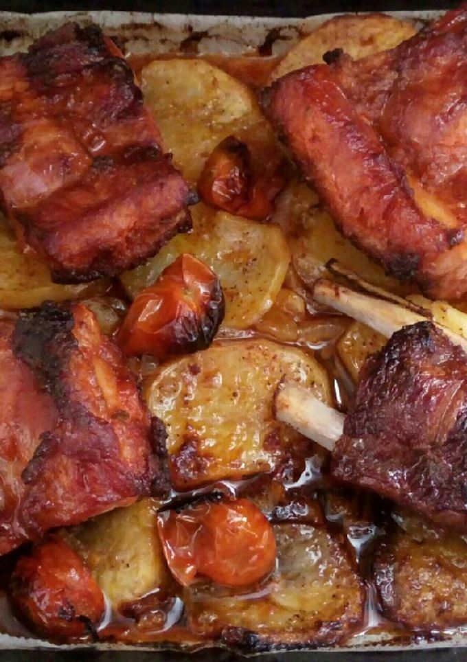 Una foto de Costilla adobada al horno 🐷 con guarnición
