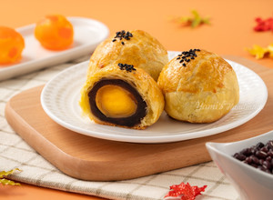 酥皮蛋黃酥 的食譜成品照片