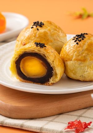 酥皮蛋黃酥 的食譜成品照片