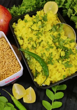 खट्टा मीठा पोहा (Khatta meetha poha recipe in Hindi) रेसिपी मुख्य फोटो