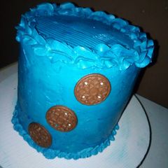A picture of 6 inch 3 layer birthday cake.