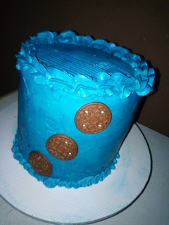 A picture of 6 inch 3 layer birthday cake.