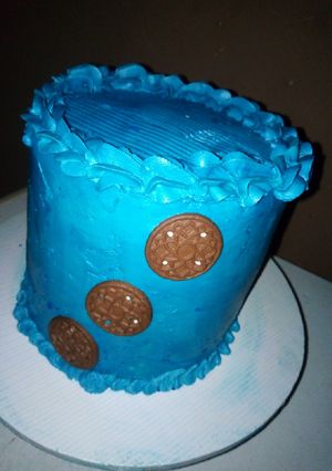 A picture of 6 inch 3 layer birthday cake.