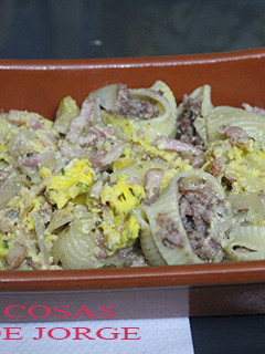 Una foto de Caracoles de pasta rellenos de jamón cocido y foie gras