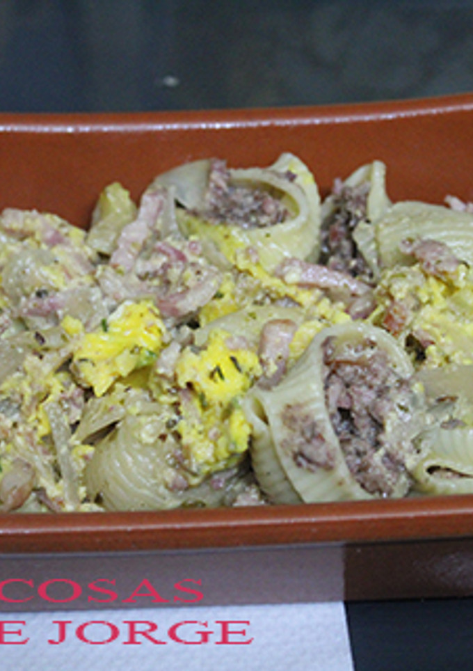 Una foto de Caracoles de pasta rellenos de jamón cocido y foie gras