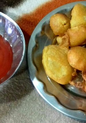 आलू के पकोडे (Aloo ki pakoda recipe in Hindi) रेसिपी मुख्य फोटो