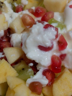 Una foto de Yogurt 0% con granada, kiwi y manzana