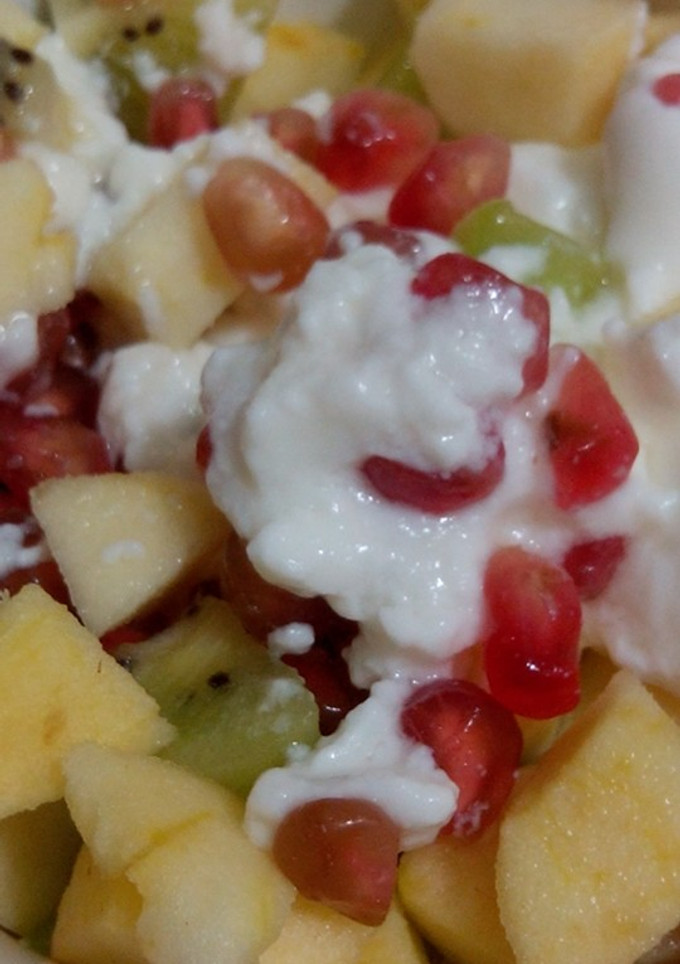 Una foto de Yogurt 0% con granada, kiwi y manzana