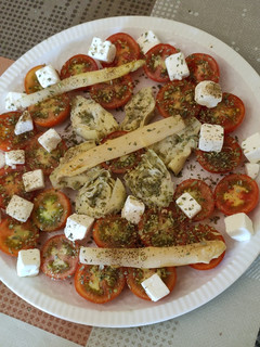 Una foto de Ensalada de tomates cherry con queso feta