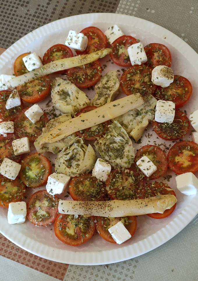 Una foto de Ensalada de tomates cherry con queso feta